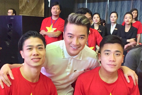 Đàm Vĩnh Hưng xin chữ ký cầu thủ U23